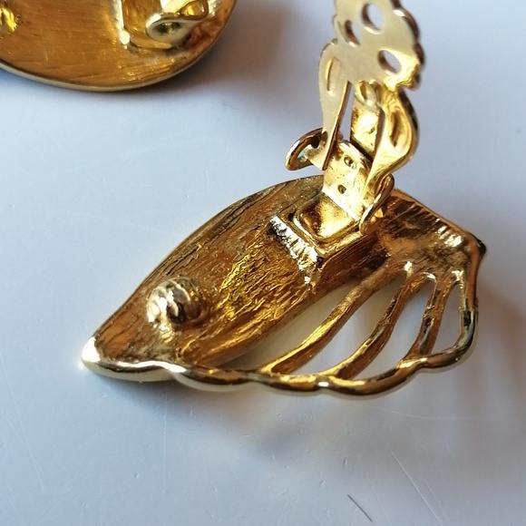 Vintage Black Enamel Goldtone Wing Shaped High-end Clip-on Earrings - Picture 7 of 8